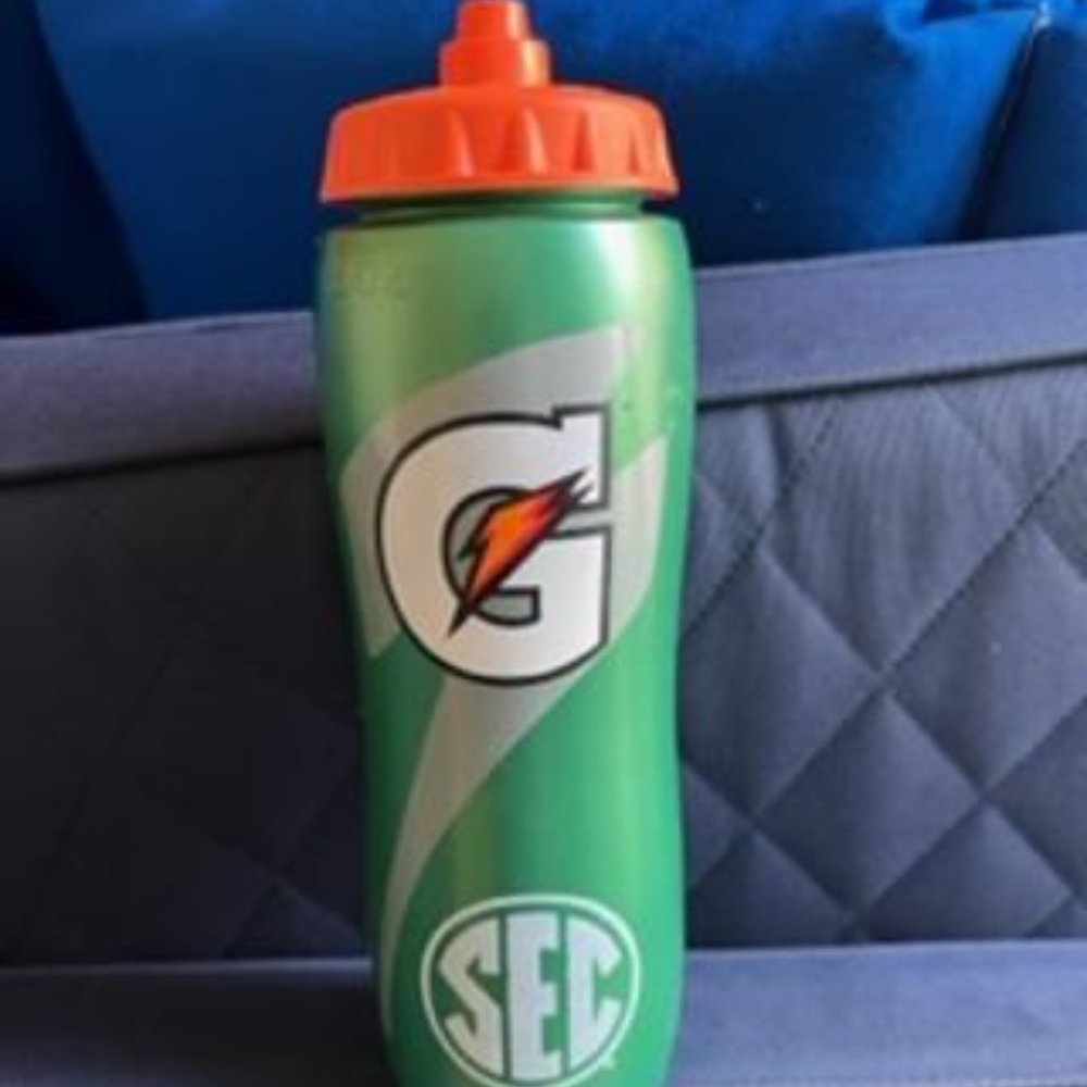 Official Gatorade 32 Ounce Squeeze Bottle (Brand New)